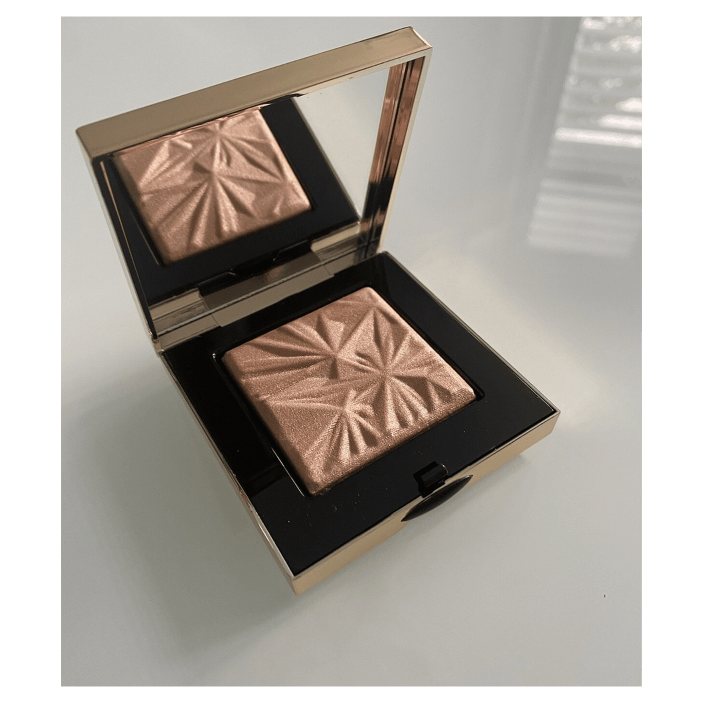 Bobbi Brown Luxe Illuminating Powder Golden Hour Available in Pakistan