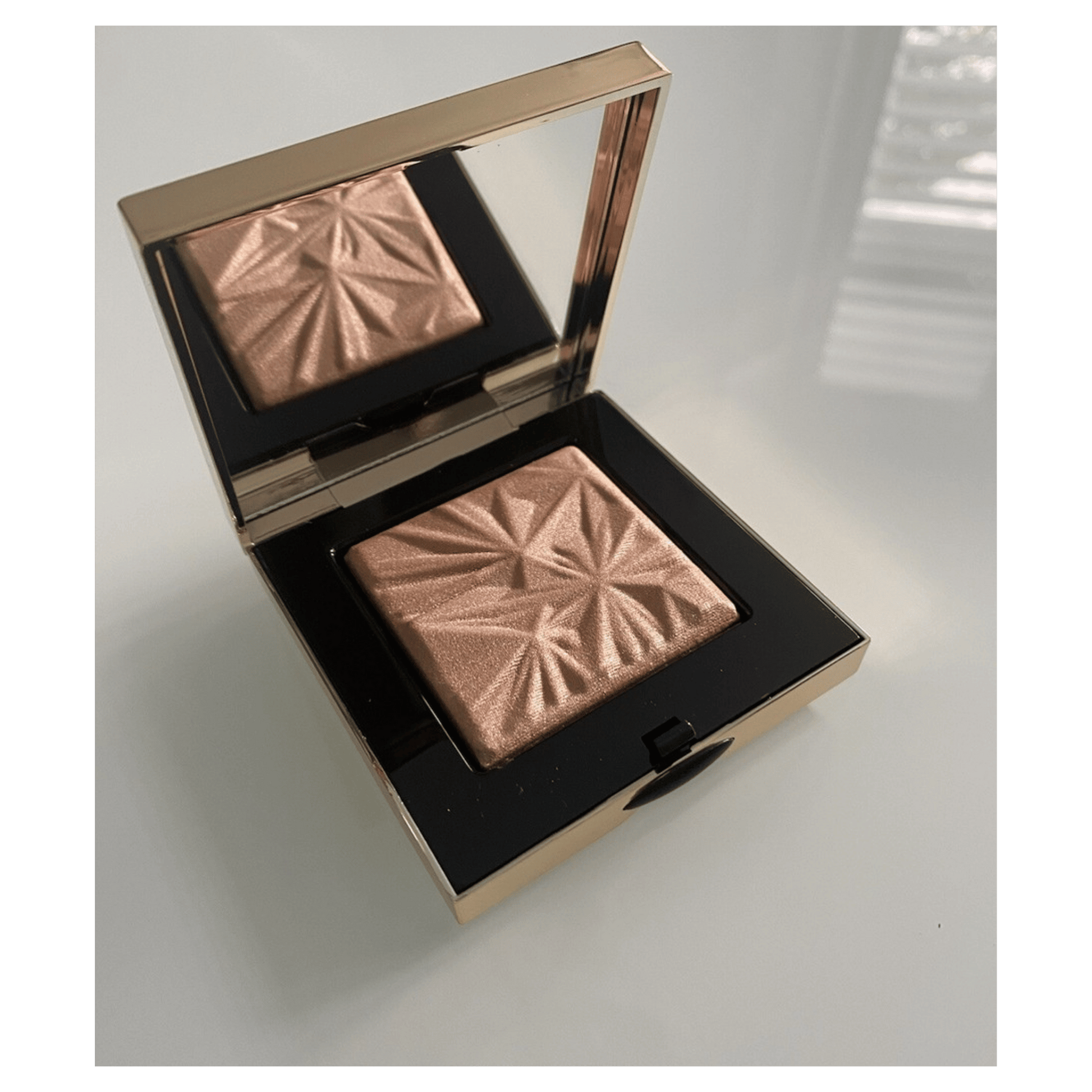 Bobbi Brown Luxe Illuminating Powder Golden Hour Available in Pakistan